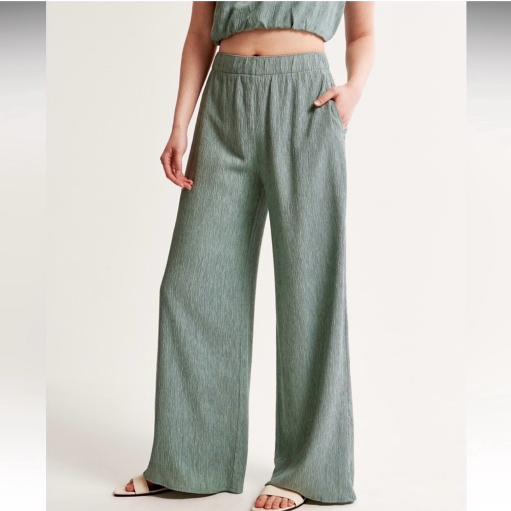 Abercrombie & Fitch Crinkle texture pants